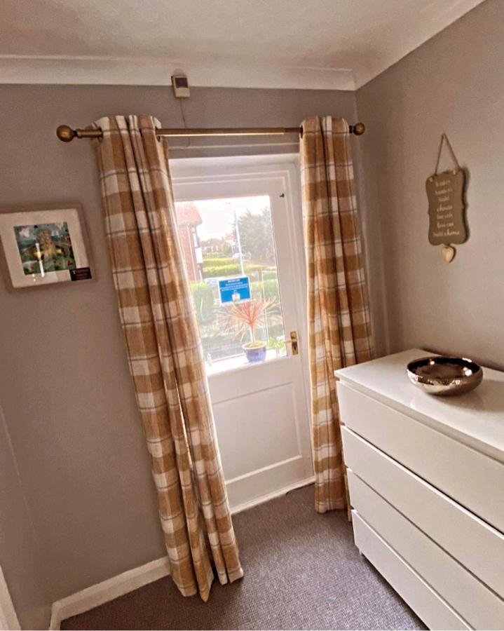 Sunnyside - Large Seaside Home With Views And Hot Tub Prestatyn Exterior photo