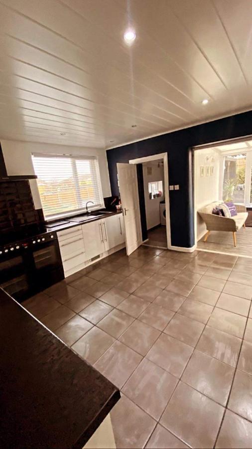 Sunnyside - Large Seaside Home With Views And Hot Tub Prestatyn Exterior photo