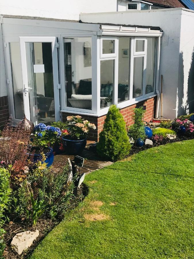 Sunnyside - Large Seaside Home With Views And Hot Tub Prestatyn Exterior photo