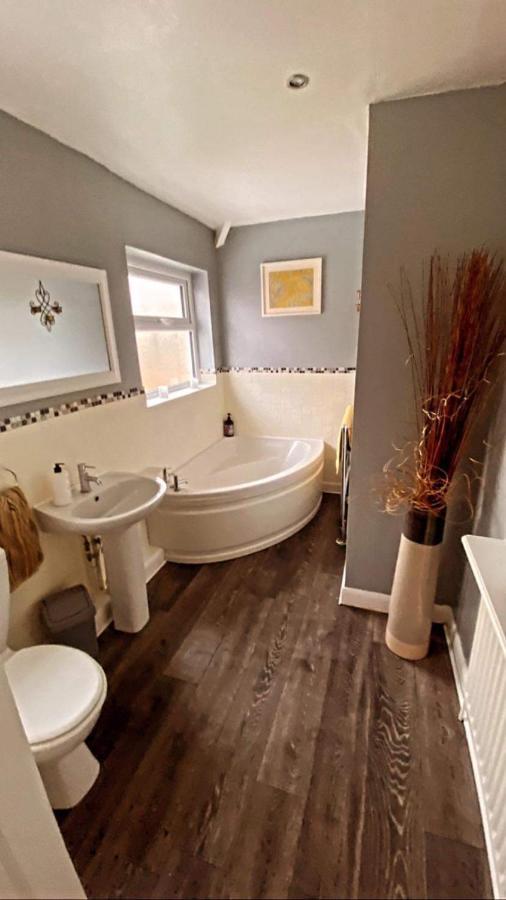 Sunnyside - Large Seaside Home With Views And Hot Tub Prestatyn Exterior photo